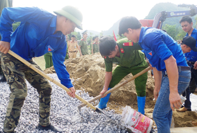 Thanh[-]Hóa:[-]Công[-]an[-]làm[-]đường[-]giúp[-]dân,[-]tặng[-]quà[-]cho[-]học[-]sinh[-]nghèo